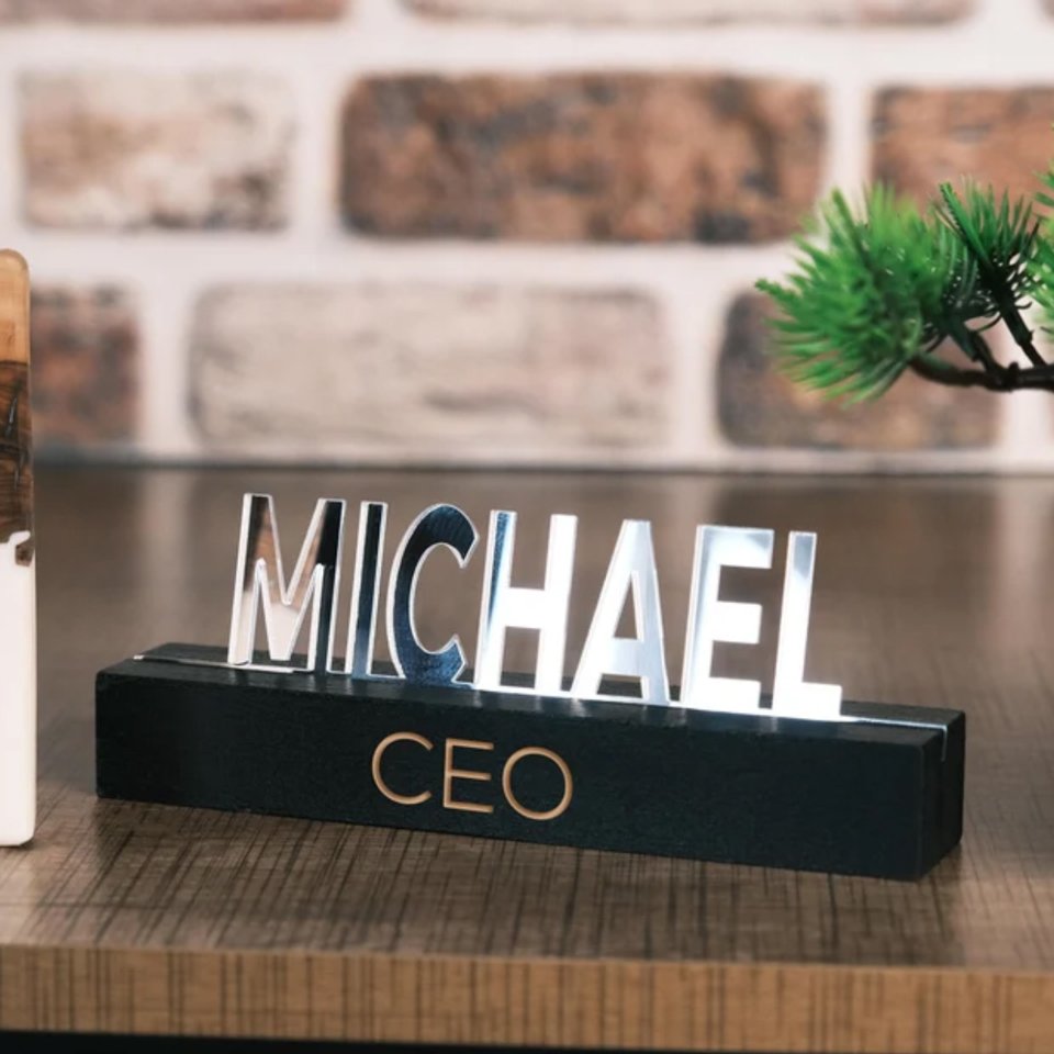 GÜMÜŞ PLEKSİ İSİMLİK + AHŞAP ALTLIK