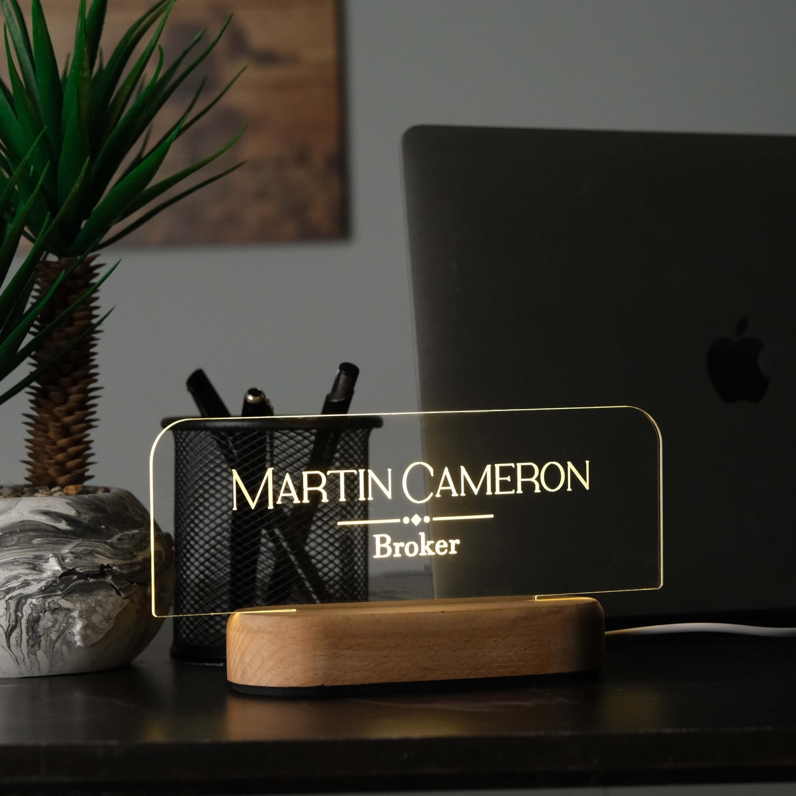 IŞIKLI 3 MM PLEKSİ İSİMLİK